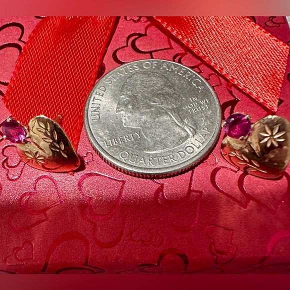 Vintage 18k gold earrings with Genuine Ruby &etched detailing - Picture 13 of 16